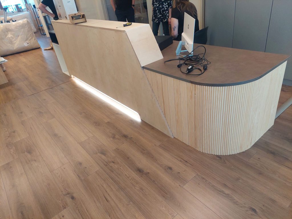 Liiketilan tiski ja laminaattilattia