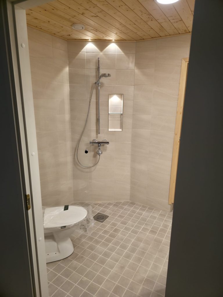 Remontoitu kylpyhuone, suihku ja WC