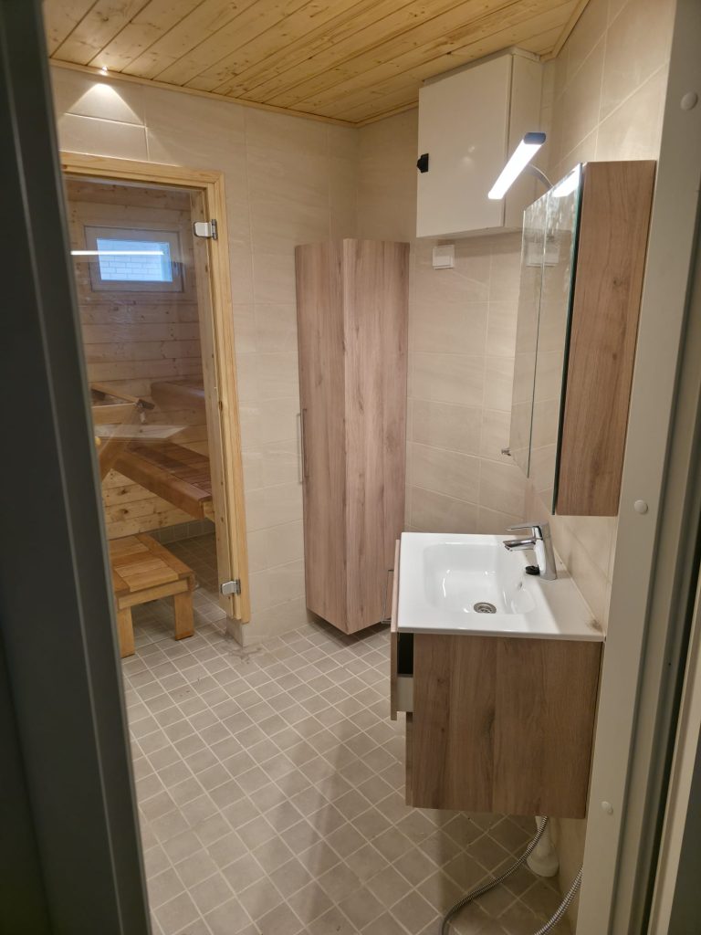 Kylpyhuoneen allaskaluste ja saunan ovi