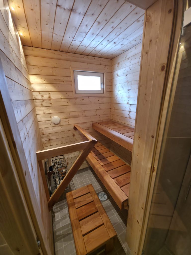 Uudet saunan lauteet ja ikkuna