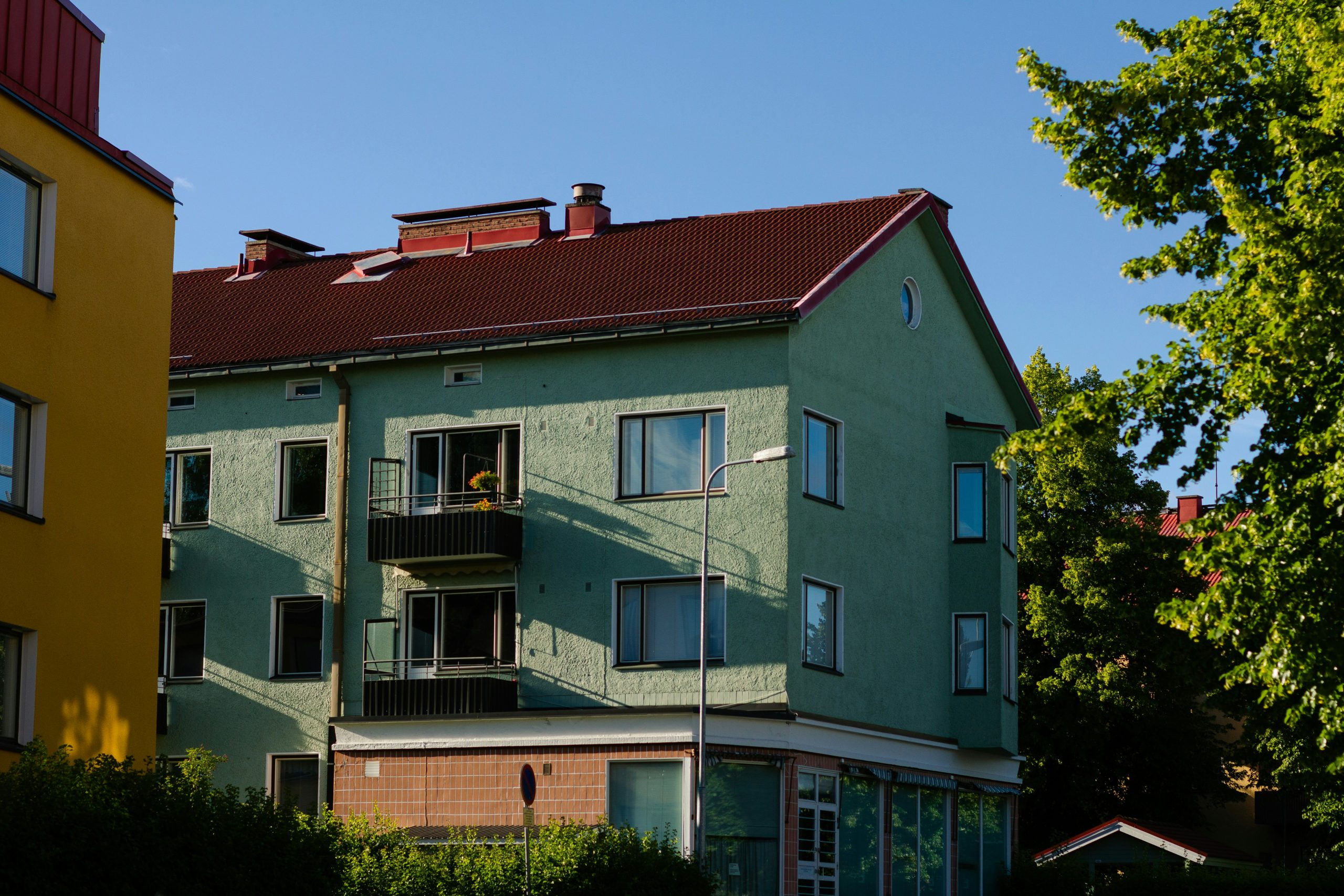 Valesokkelitalon riskit ja korjaus näkyvät usein sokkelin vierustan kosteutena